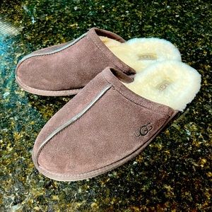 Mens Size 10 UGG scuff slippers.